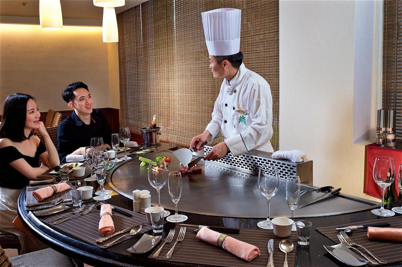 โฮเต็ล รอยัล ชิห์เพ็น Hotel Wenquan ภายนอก รูปภาพ A chef at work