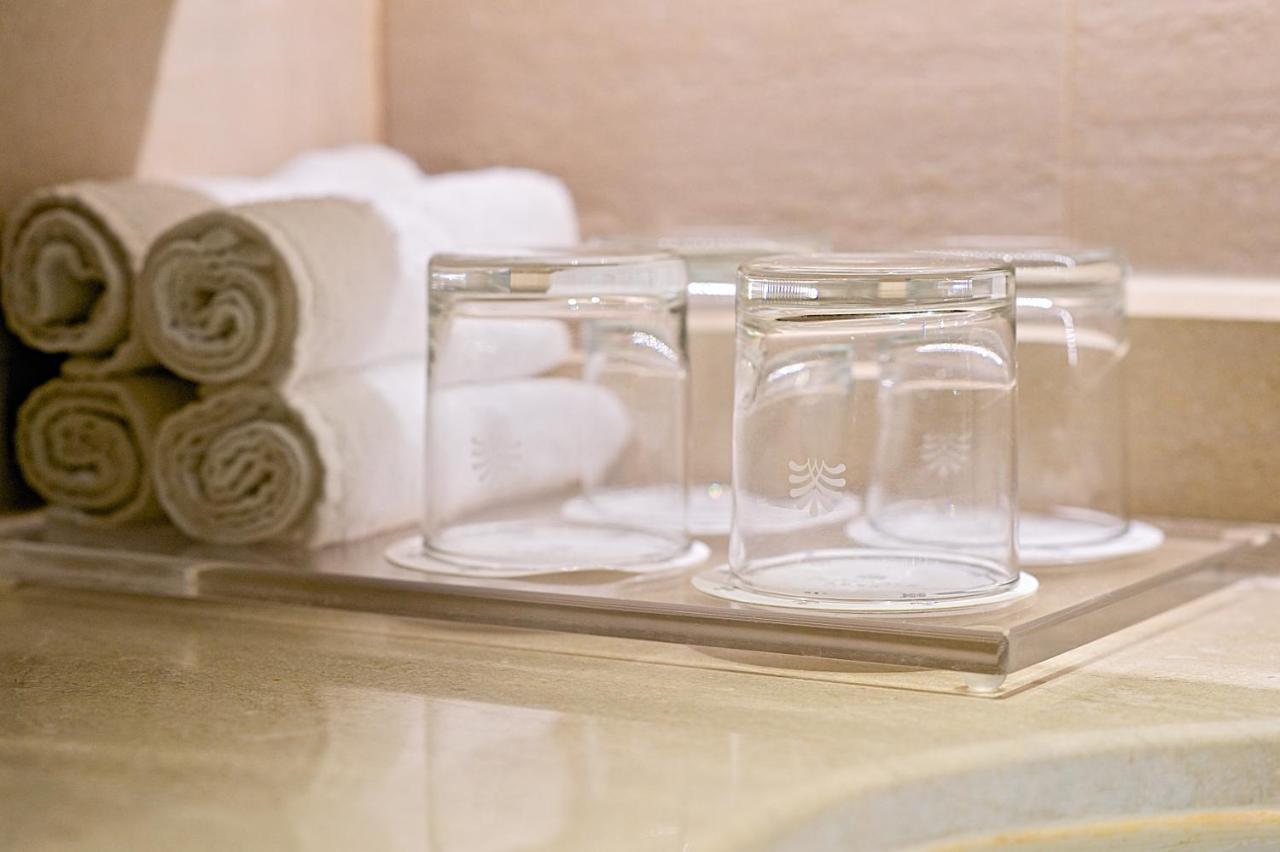 โฮเต็ล รอยัล ชิห์เพ็น Hotel Wenquan ภายนอก รูปภาพ A set of three glasses