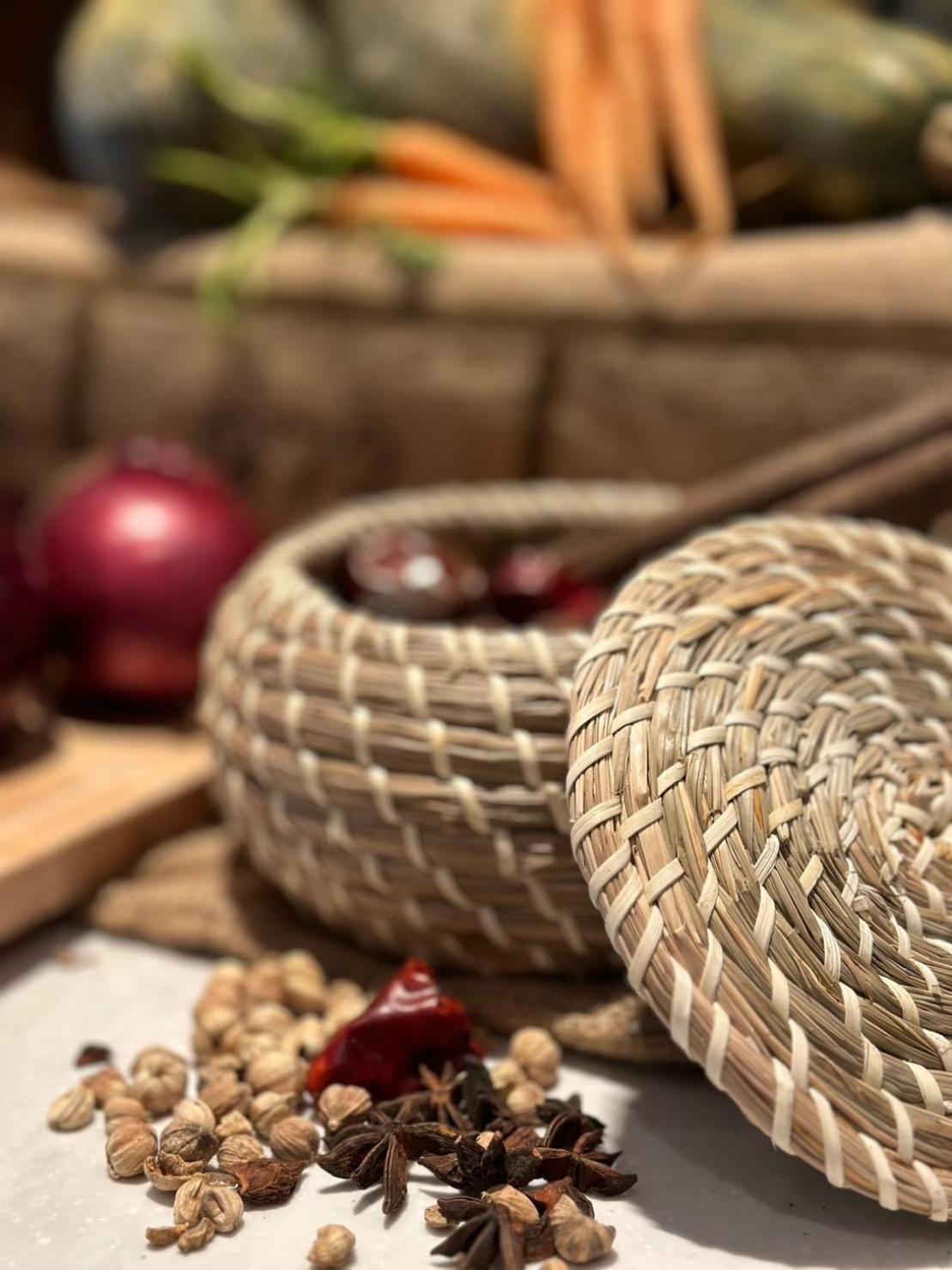 โฮเต็ล รอยัล ชิห์เพ็น Hotel Wenquan ภายนอก รูปภาพ A basket made from the bark of the sweet chestnut tree