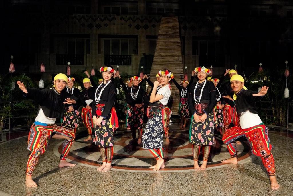 โฮเต็ล รอยัล ชิห์เพ็น Hotel Wenquan ภายนอก รูปภาพ The Tausug people of Sulu, Philippines, performing the Tausug dance.