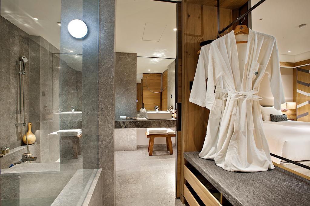 โฮเต็ล รอยัล ชิห์เพ็น Hotel Wenquan ภายนอก รูปภาพ A bathrobe hanging on a bathroom door
