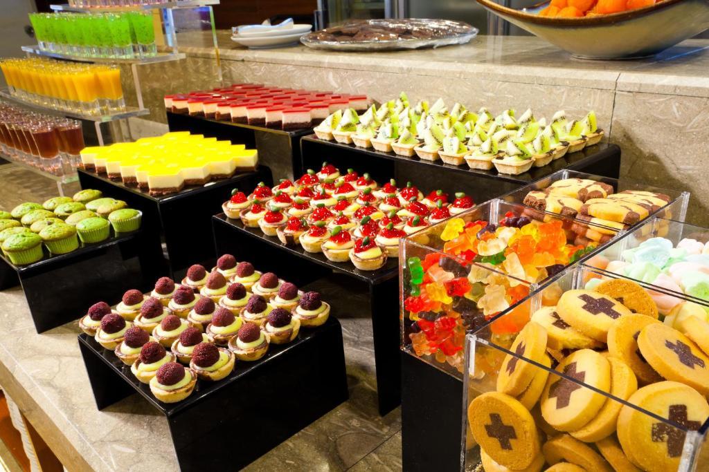 โฮเต็ล รอยัล ชิห์เพ็น Hotel Wenquan ภายนอก รูปภาพ A dessert buffet
