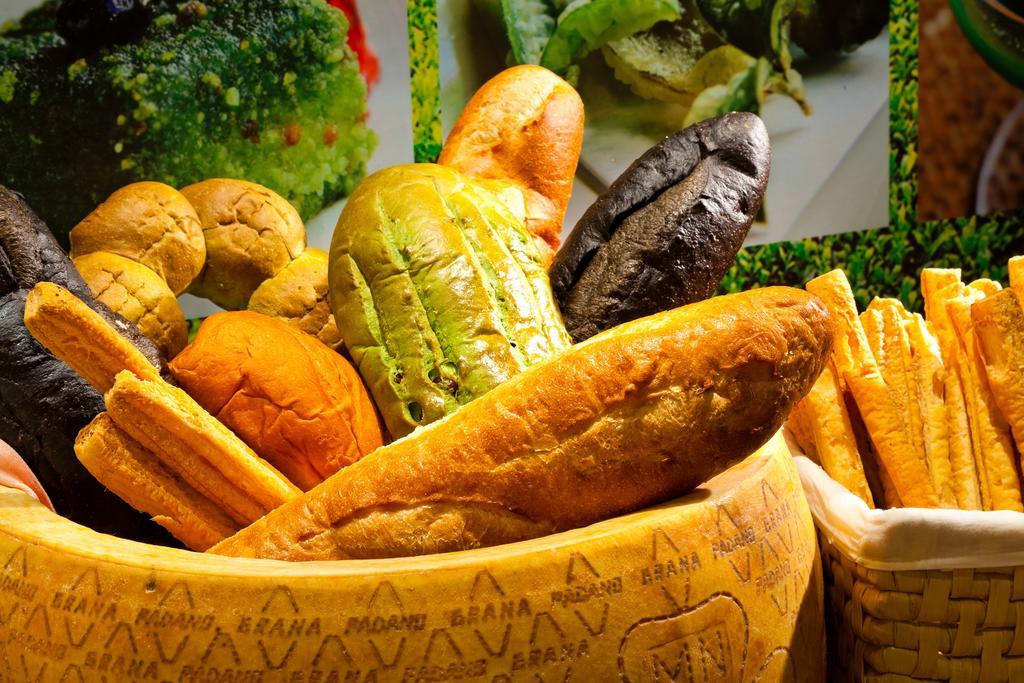 โฮเต็ล รอยัล ชิห์เพ็น Hotel Wenquan ภายนอก รูปภาพ A selection of Italian bread