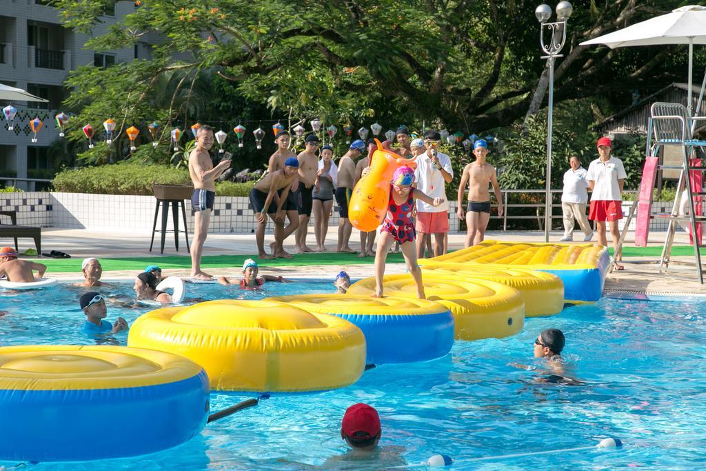 โฮเต็ล รอยัล ชิห์เพ็น Hotel Wenquan ภายนอก รูปภาพ Wibit at the pool