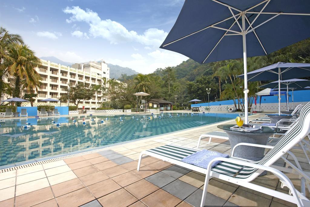 โฮเต็ล รอยัล ชิห์เพ็น Hotel Wenquan ภายนอก รูปภาพ The swimming pool at the hotel